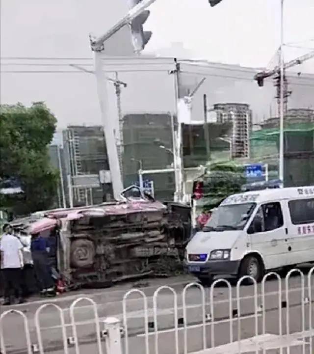 淮南车祸：公交车与货车相撞，多人伤亡