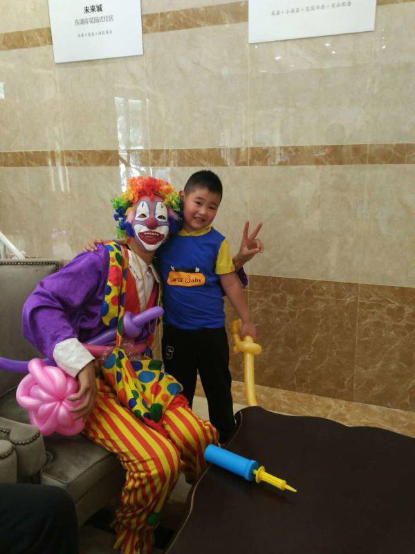 校园里的土豆明：搞笑狂人的娱乐秀