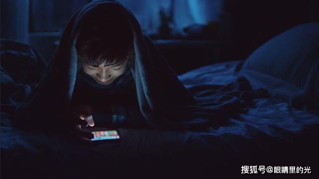 手机玩游戏真伤眼睛吗-手机玩游戏伤眼睛？眼科医生揭秘真相