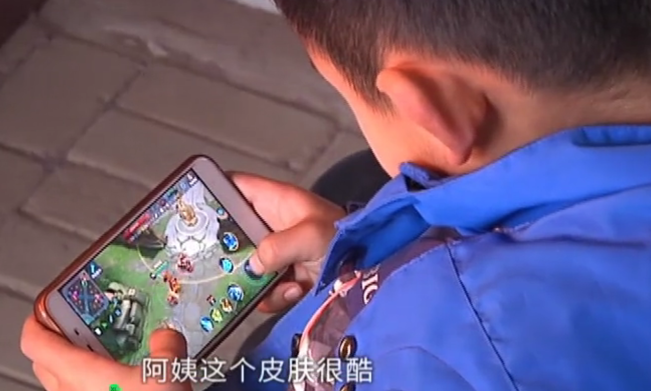 游戏抢小孩打手机违法吗_孩子抢手机打妈妈_手机小孩游戏打抢游戏