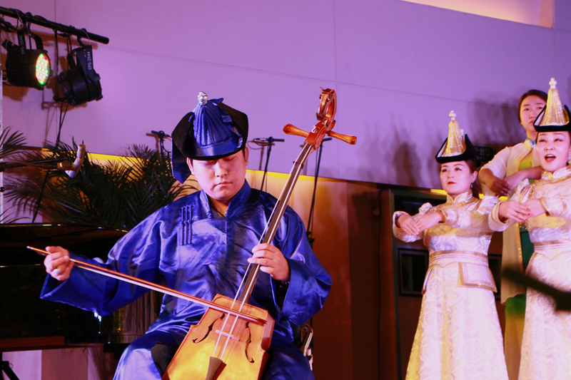蒙古新年，华丽传统服饰闪耀舞龙表演，习俗活动引人入胜