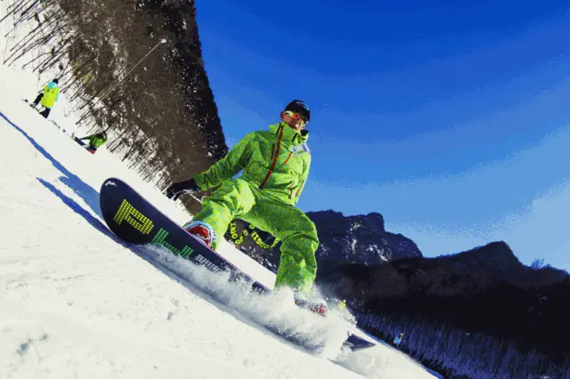 挑战与乐趣并存的手机游戏滑雪，体验冰雪世界带来的刺激与清新