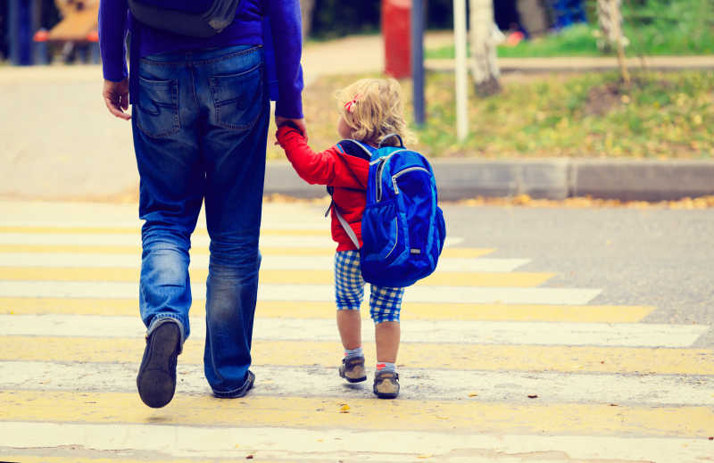 手机上小孩玩的图片游戏_孩子玩游戏图片手机_小孩子打游戏照片