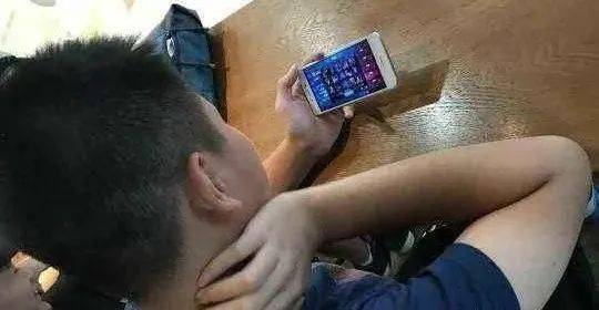 手机男生玩游戏怎么办_整天玩手机游戏的男人_男生打游戏手机