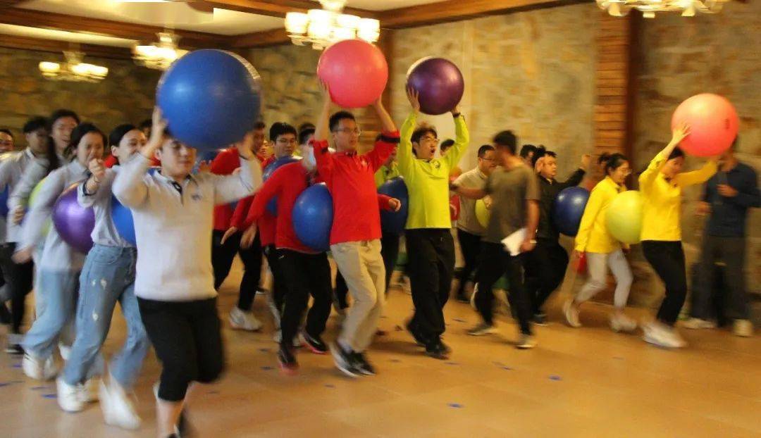 手机游戏怎么跳舞-手机游戏舞蹈：释放情感、挑战自我、锻炼协调