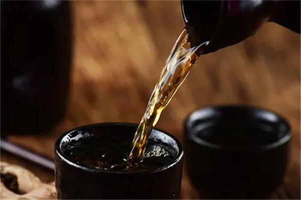饮雄黄酒-雄黄酒：神秘古朴的传统佳酿，承载文化与情感的寄托