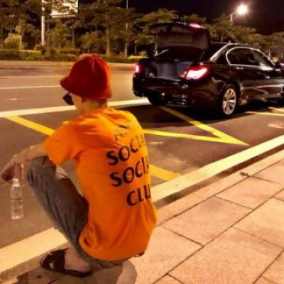 qq头像男生黑白高冷-黑白头像背后的男生：高冷还是渴望被理解