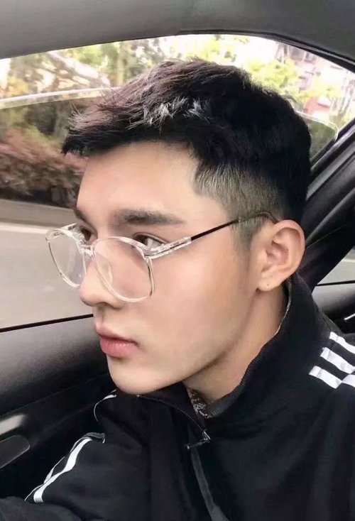 手机游戏男生短发-男生短发与手机游戏：彰显个性与乐趣的完美结