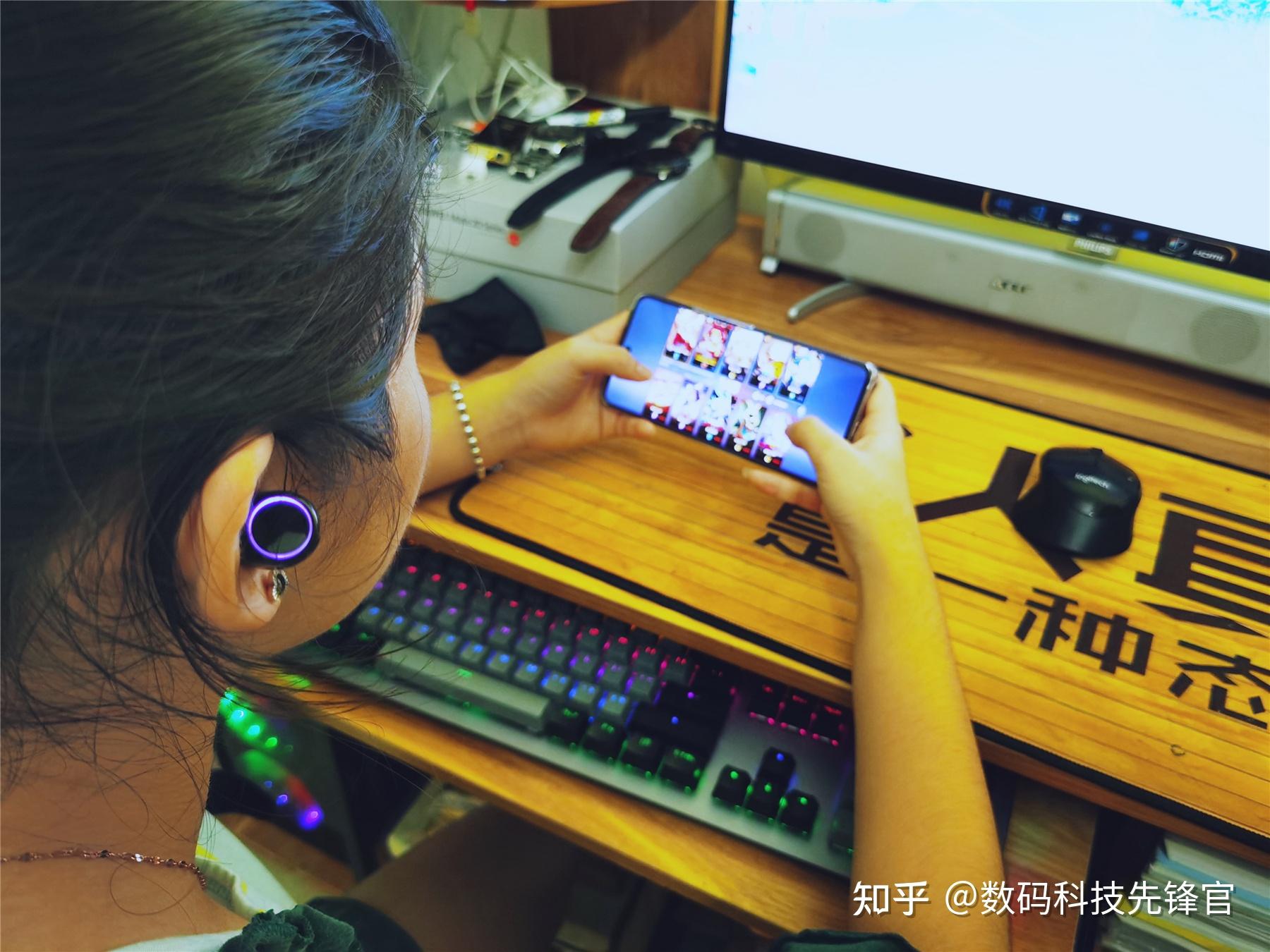 手机游戏戴耳机如何直播-直播手机游戏时戴耳机：提升效果与体验