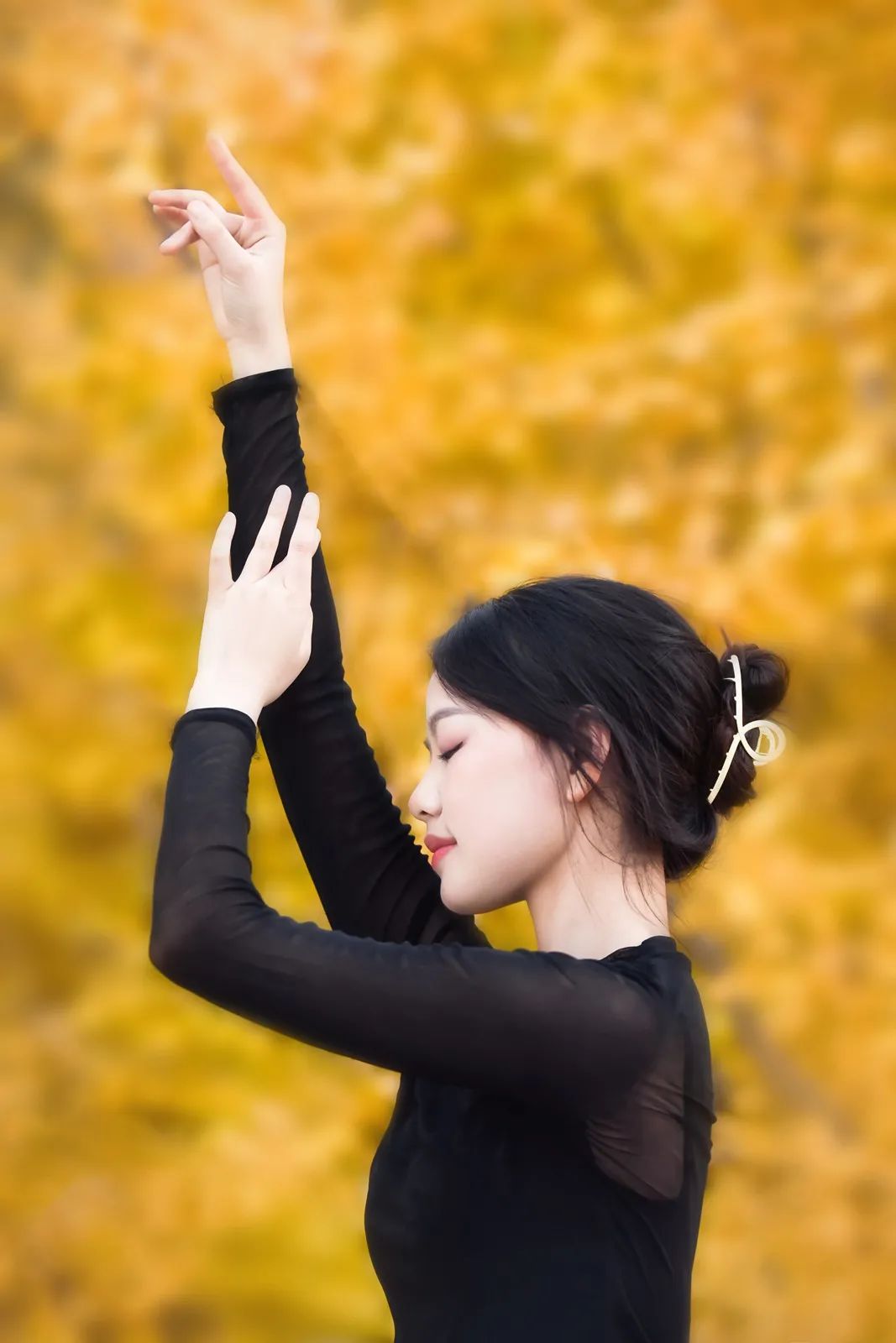 艾丝：如微风拂过心田的独特迷人存在