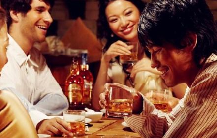 三个人喝酒玩什么游戏,趣味酒桌游戏大比拼